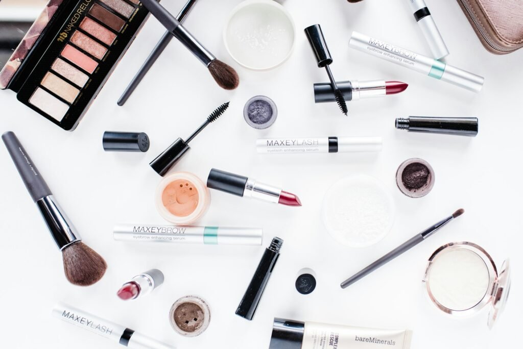 Premium makeup collection with brushes, lipsticks and palettes – Beauty Serena